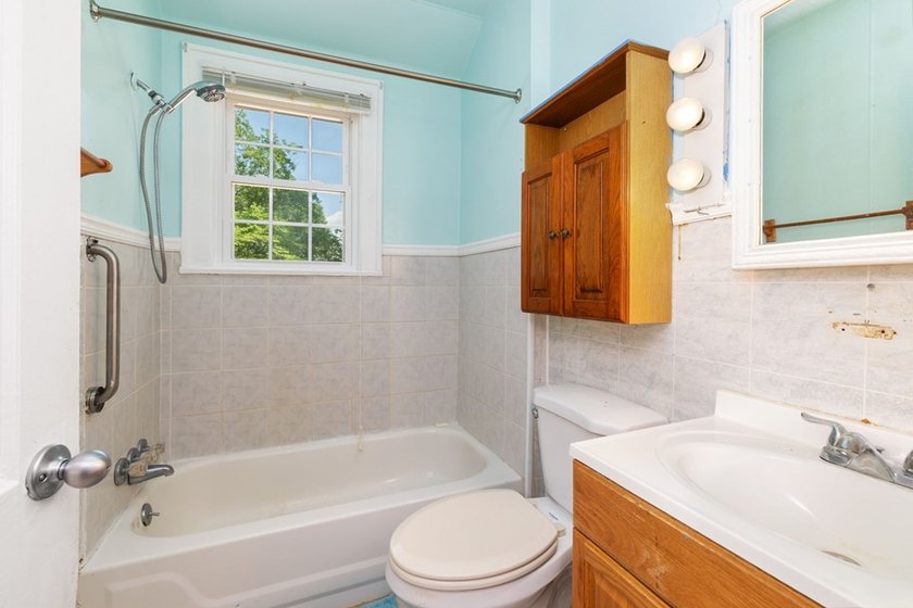 Charming 2-bedroom, 1-bath brick home situated on a corner lot - photo 22