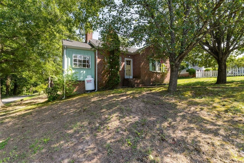 Charming 2-bedroom, 1-bath brick home situated on a corner lot - photo 27
