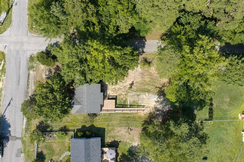Charming 2-bedroom, 1-bath brick home situated on a corner lot - photo 29
