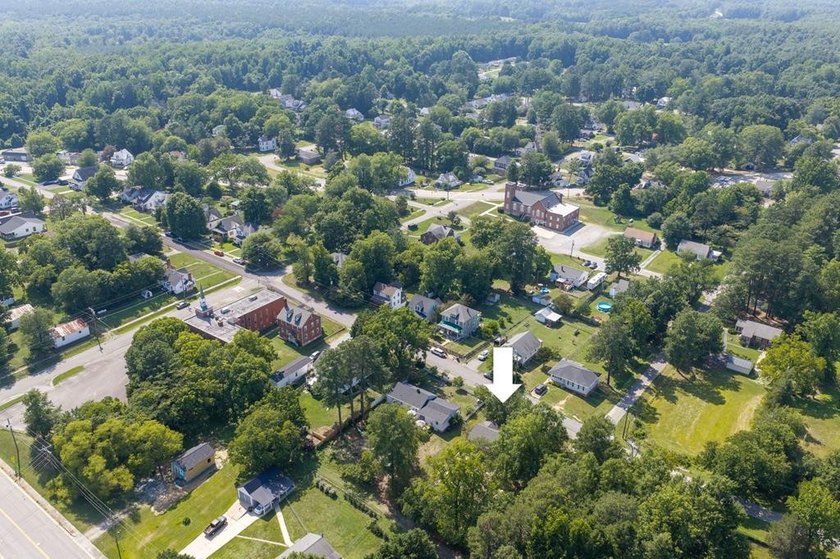 Charming 2-bedroom, 1-bath brick home situated on a corner lot - photo 30