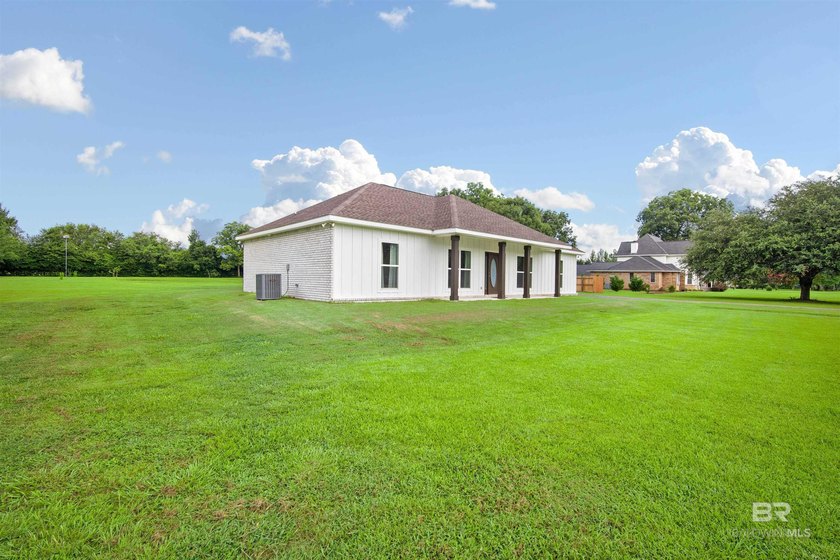 Nestled on nearly three acres of pristine land in Fairhope, this - photo 8