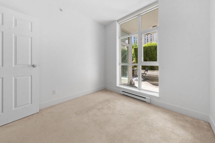 Located in the peaceful Iona neighbourhood Stirling House is a - photo 11