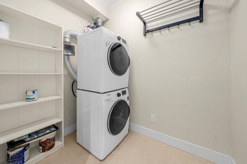 Located in the peaceful Iona neighbourhood Stirling House is a - photo 12
