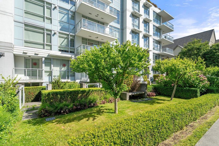 Located in the peaceful Iona neighbourhood Stirling House is a - photo 13