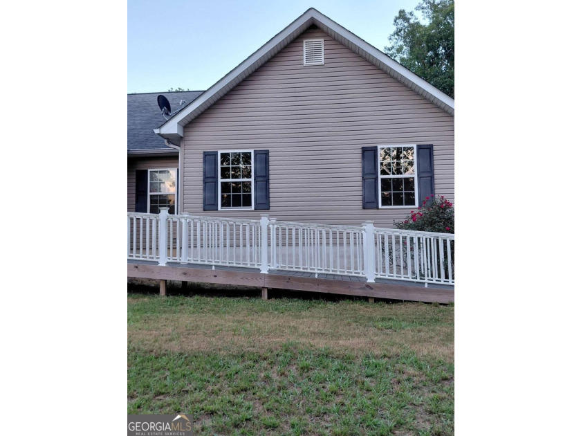 We welcome you to this well-organized traditional styled home - photo 2