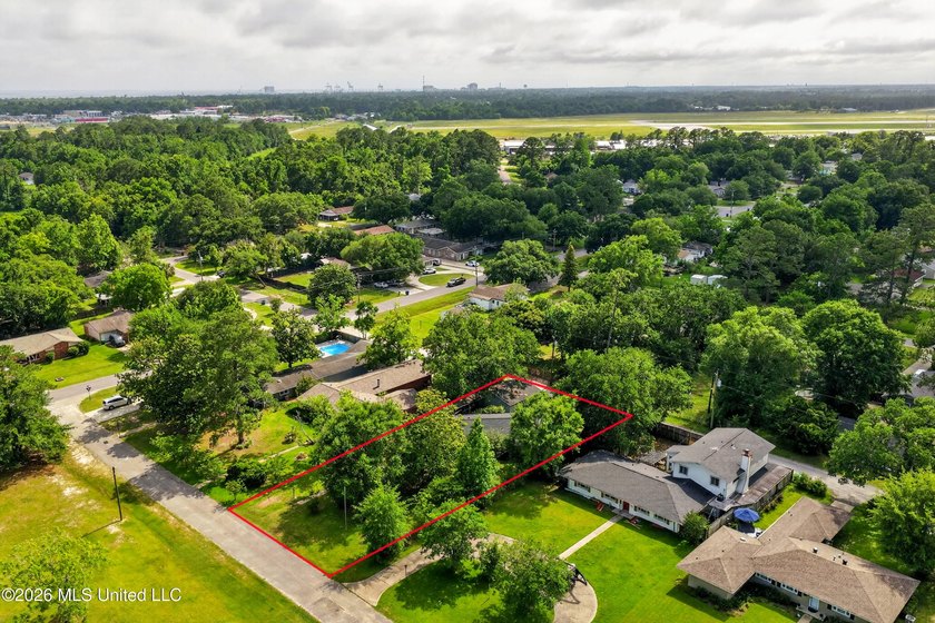 Welcome to this charming 1950's gem nestled in the heart of - photo 35
