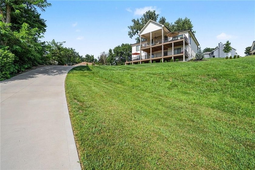 A stunning reverse ranch loaded with custom upgrades. Step - photo 36