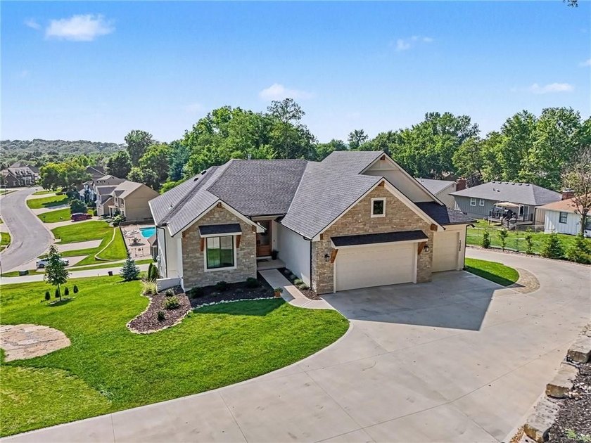 A stunning reverse ranch loaded with custom upgrades. Step - photo 39