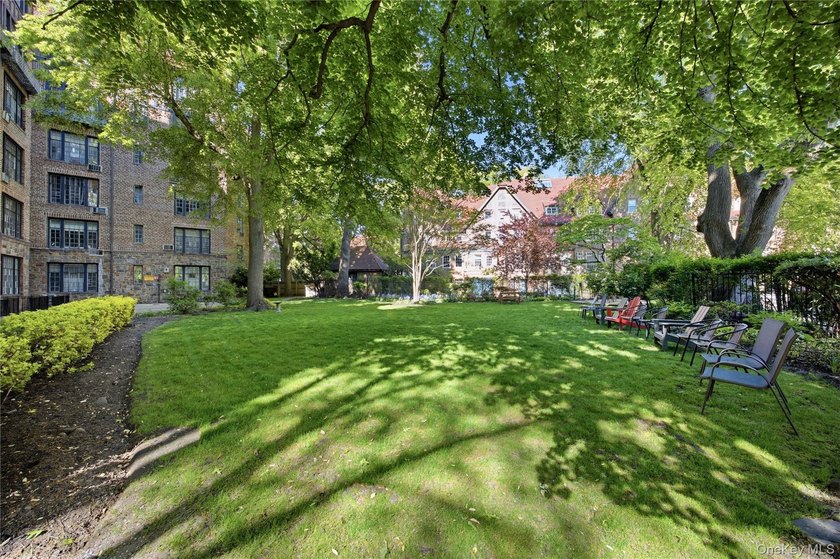 One-bedroom co-op located on the first floor in the Forest Hills - photo 20