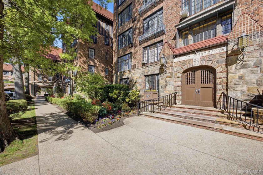 One-bedroom co-op located on the first floor in the Forest Hills - photo 25