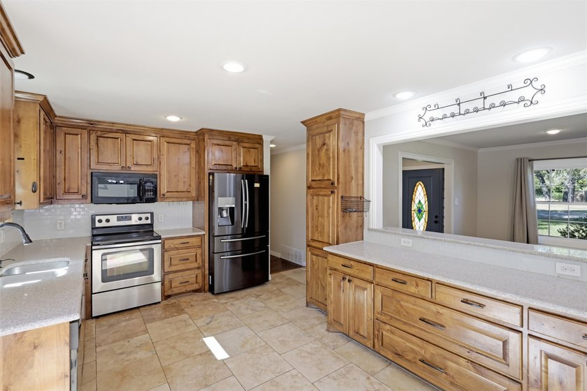 Beautiful 3-bedroom, 2-bath home featuring terracotta tile - photo 11