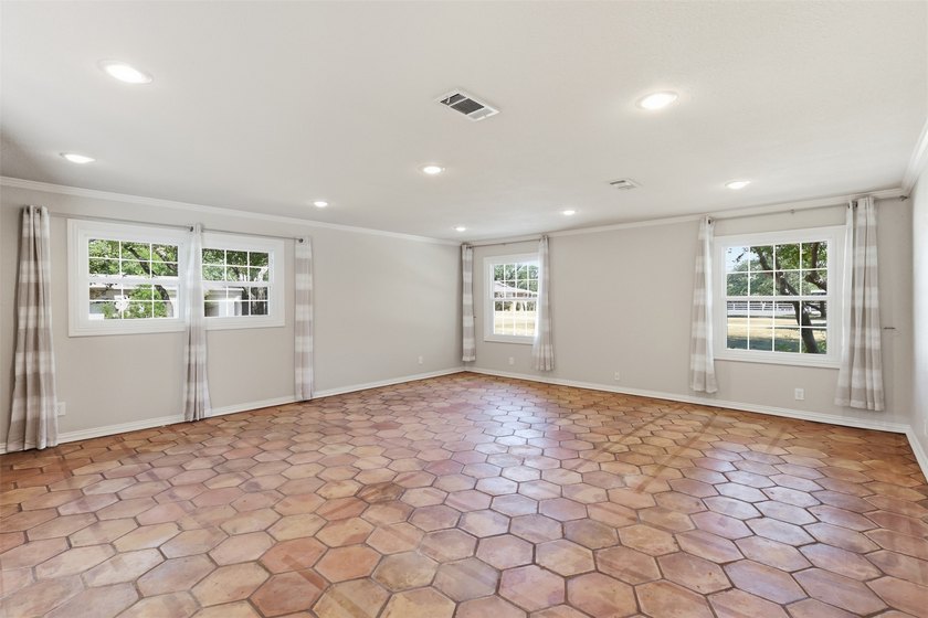Beautiful 3-bedroom, 2-bath home featuring terracotta tile - photo 17