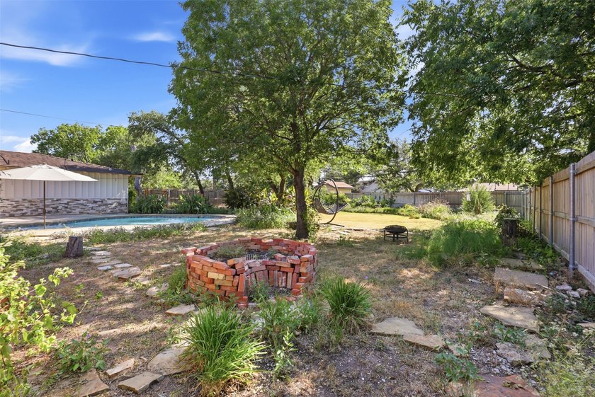 Beautiful 3-bedroom, 2-bath home featuring terracotta tile - photo 24