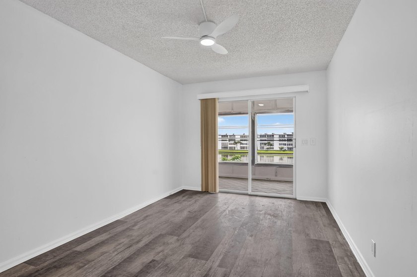 Welcome home! This freshly renovated, 3rd-floor 2-bed, 1.5-bath - photo 17