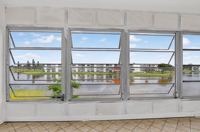 Welcome home! This freshly renovated, 3rd-floor 2-bed, 1.5-bath - photo 24