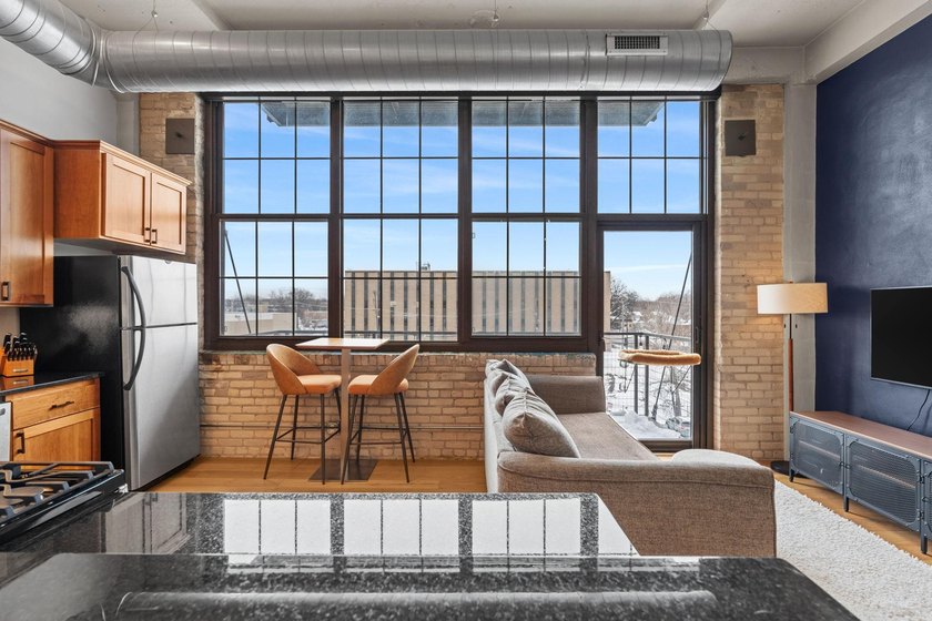 Stylish third-floor condo nestled in the heart of Northeast - photo 2