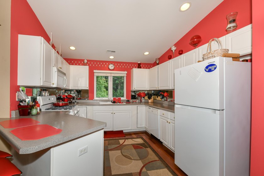 WILLIAMS BAY - BAYSIDE POINTE 2BR/2BA SECOND-FLOOR CONDO with - photo 11