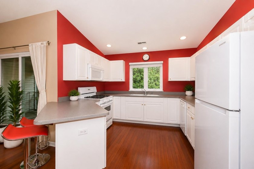 WILLIAMS BAY - BAYSIDE POINTE 2BR/2BA SECOND-FLOOR CONDO with - photo 12