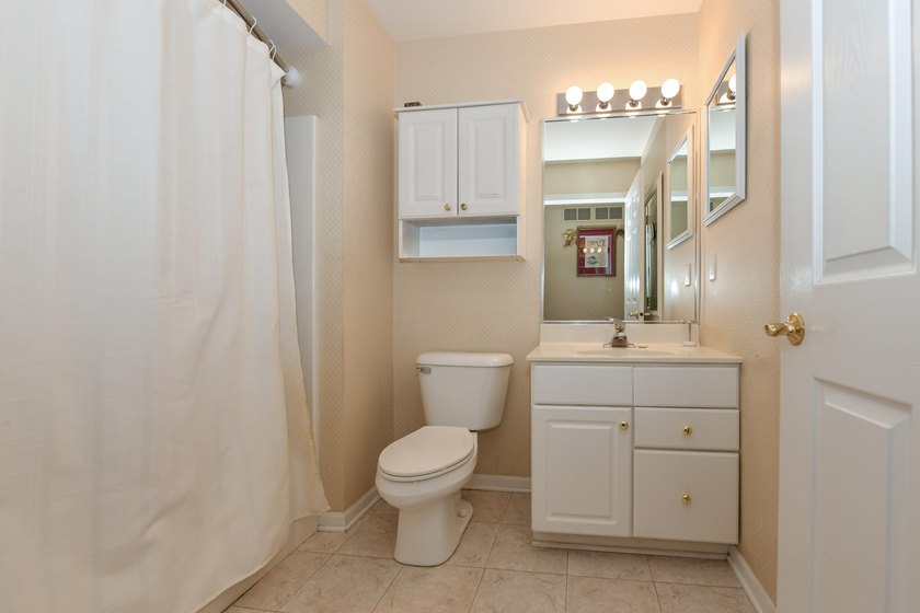 WILLIAMS BAY - BAYSIDE POINTE 2BR/2BA SECOND-FLOOR CONDO with - photo 20