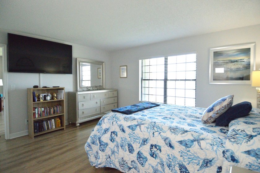 Enjoy waterfront living in this beautifully updated 2-bedroom - photo 21