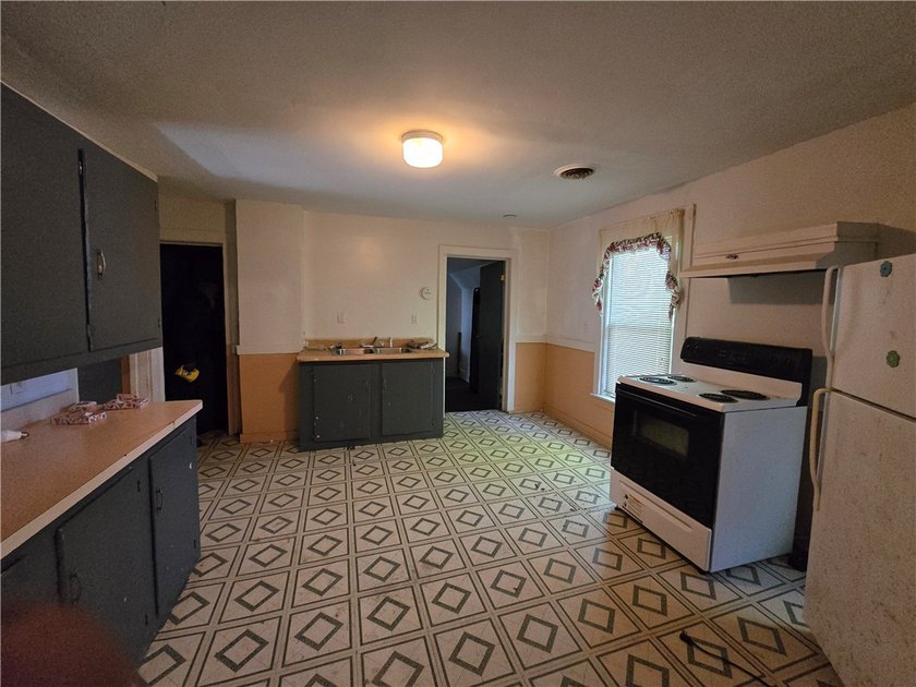 Outstanding opportunity for investors or owner-occupants! This - photo 11