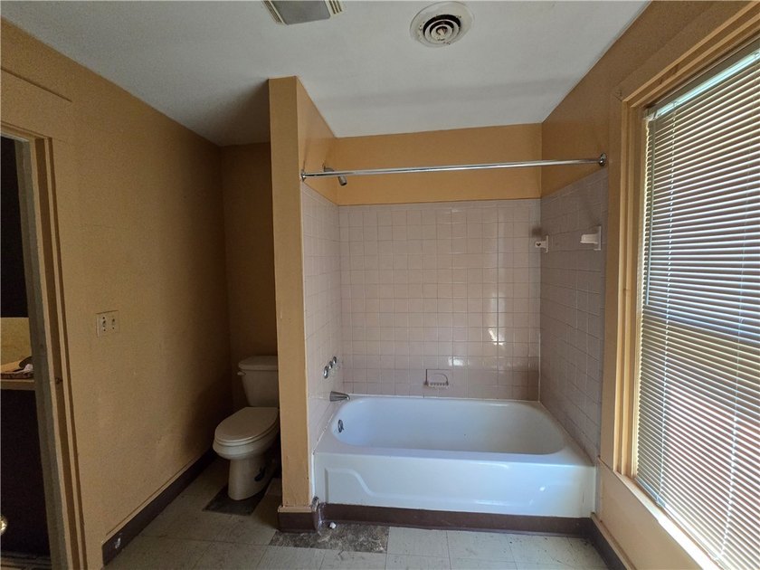 Outstanding opportunity for investors or owner-occupants! This - photo 18