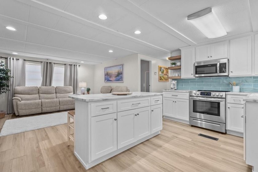 This charming coastal cabin in the heart of Steinhatchee offers - photo 2