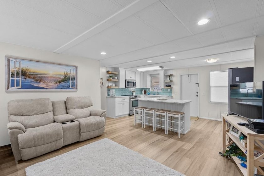 This charming coastal cabin in the heart of Steinhatchee offers - photo 3
