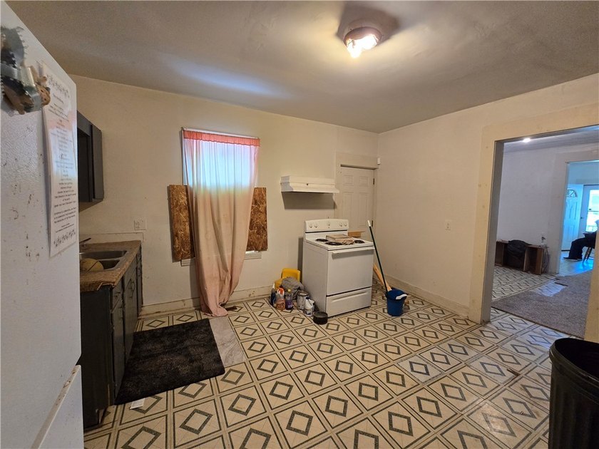 Outstanding opportunity for investors or owner-occupants! This - photo 31