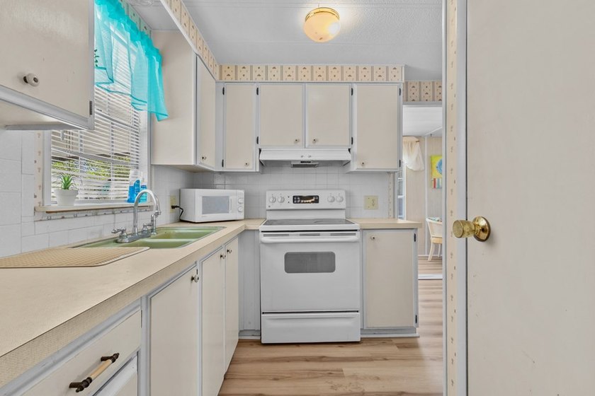 Located right in the heart of Steinhatchee, this property offers - photo 4
