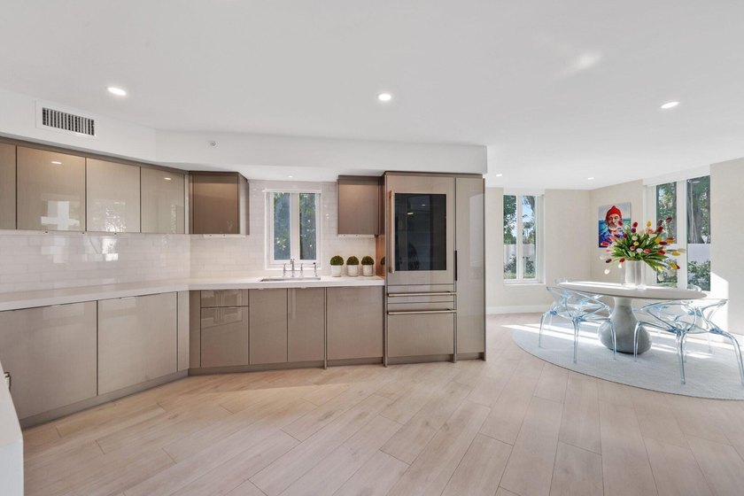 Exquisite, pet-friendly ground-floor walk-out residence in - photo 11