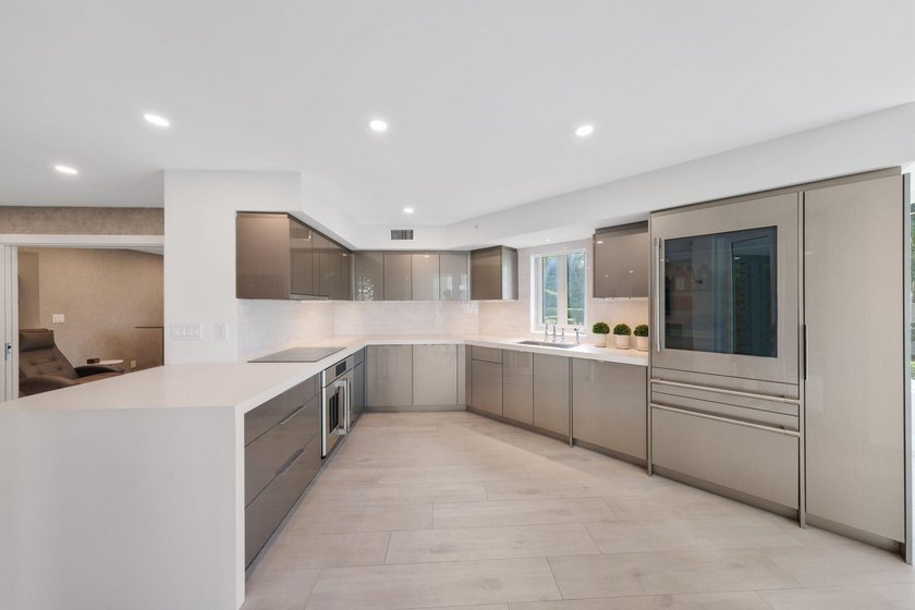 Exquisite, pet-friendly ground-floor walk-out residence in - photo 12