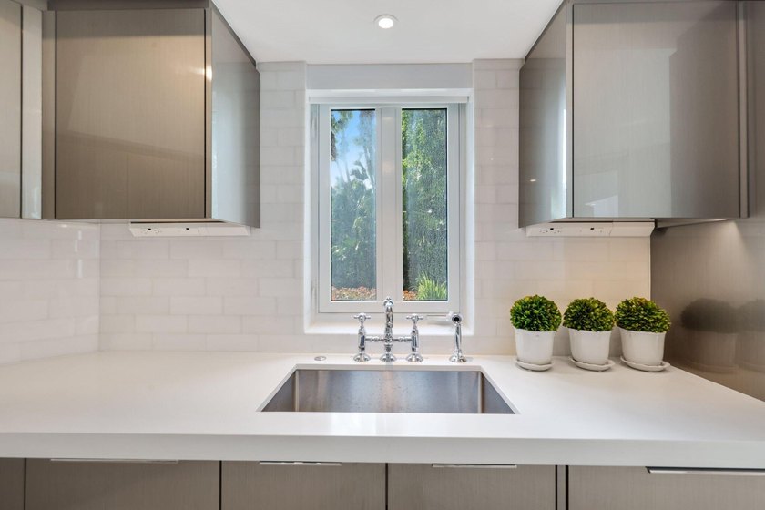 Exquisite, pet-friendly ground-floor walk-out residence in - photo 16