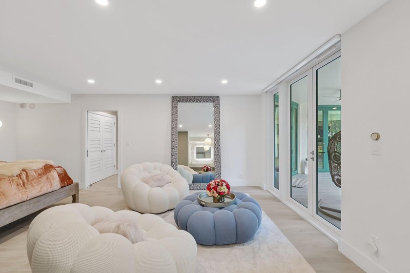 Exquisite, pet-friendly ground-floor walk-out residence in - photo 25