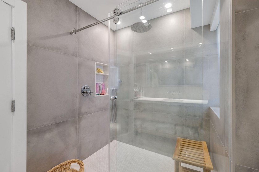 Exquisite, pet-friendly ground-floor walk-out residence in - photo 29