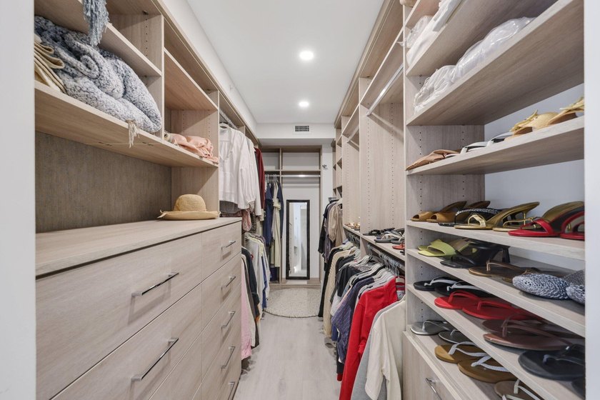 Exquisite, pet-friendly ground-floor walk-out residence in - photo 30