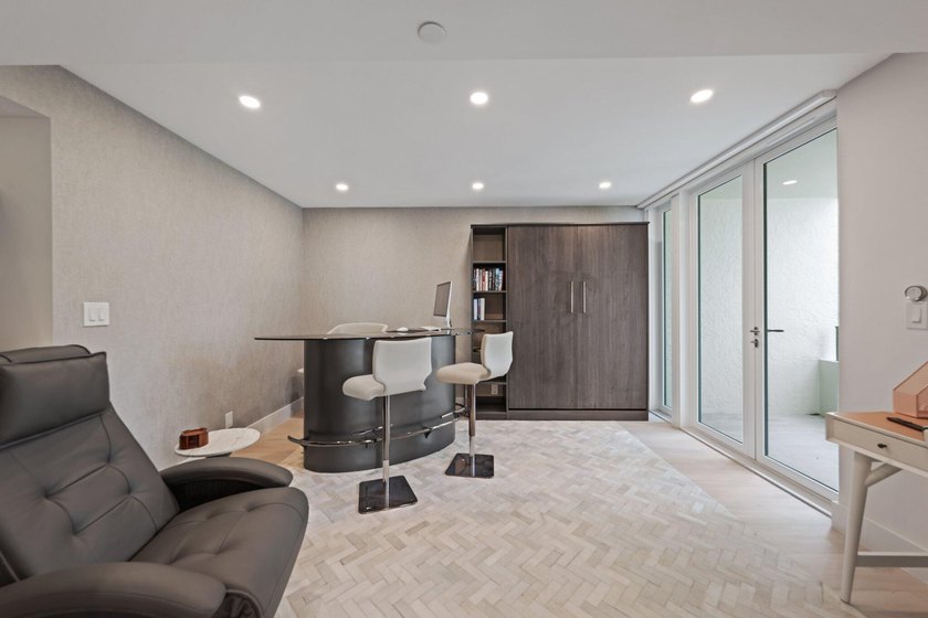 Exquisite, pet-friendly ground-floor walk-out residence in - photo 31