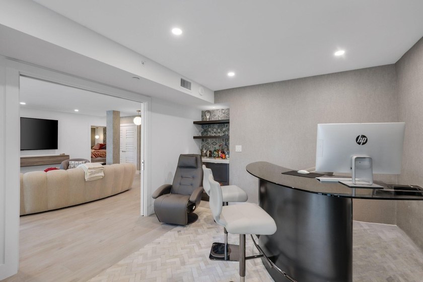 Exquisite, pet-friendly ground-floor walk-out residence in - photo 34