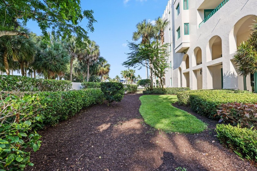 Exquisite, pet-friendly ground-floor walk-out residence in - photo 48
