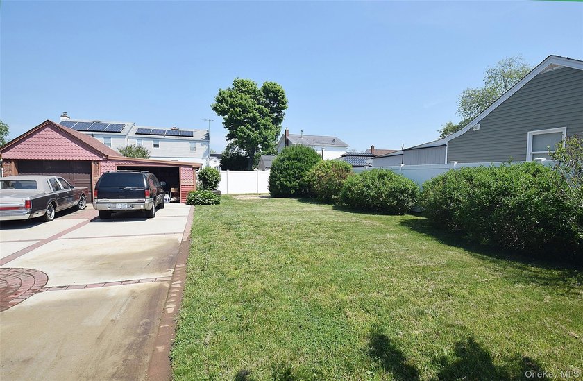 Property Lovers Delight...Charming 4BR, Brick * Built to Last* - photo 2