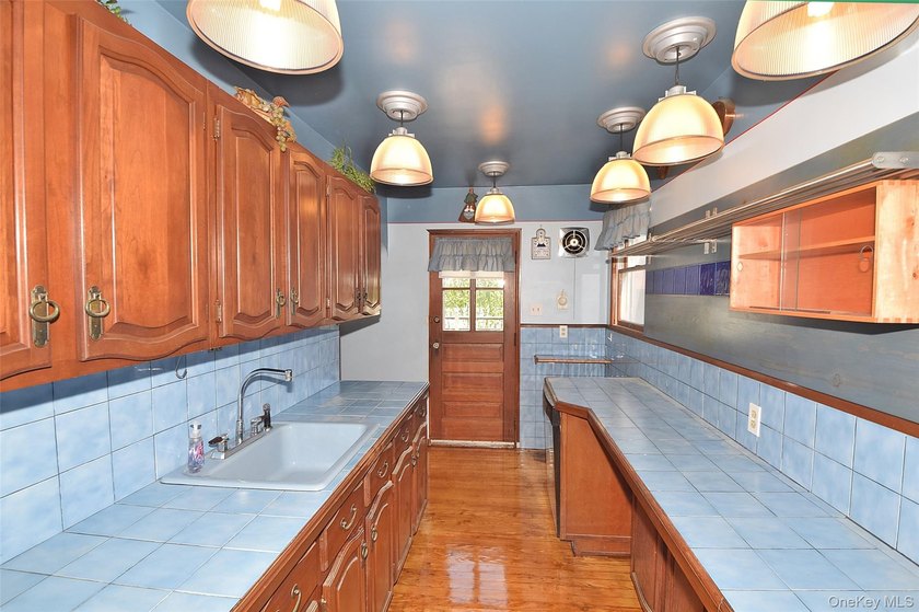 Property Lovers Delight...Charming 4BR, Brick * Built to Last* - photo 8