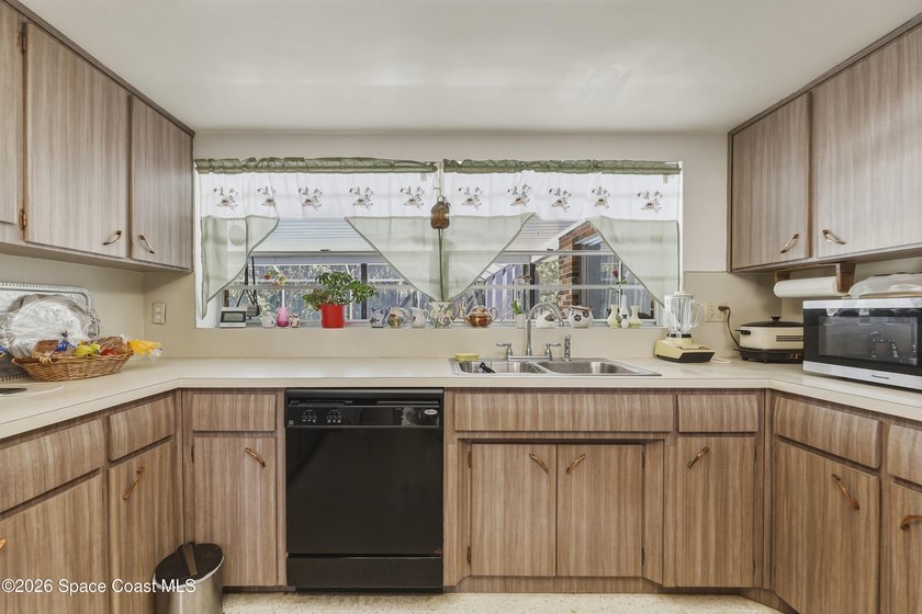 Welcome home to this beautiful 4 bedroom, 2 bath pool home in - photo 15