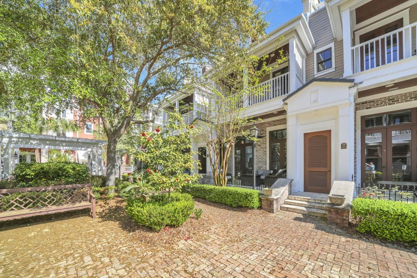 Exceptional opportunity to own in the highly sought-after Le - photo 4