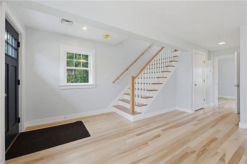 Set in a desirable Riverside location just moments from Crescent - photo 4
