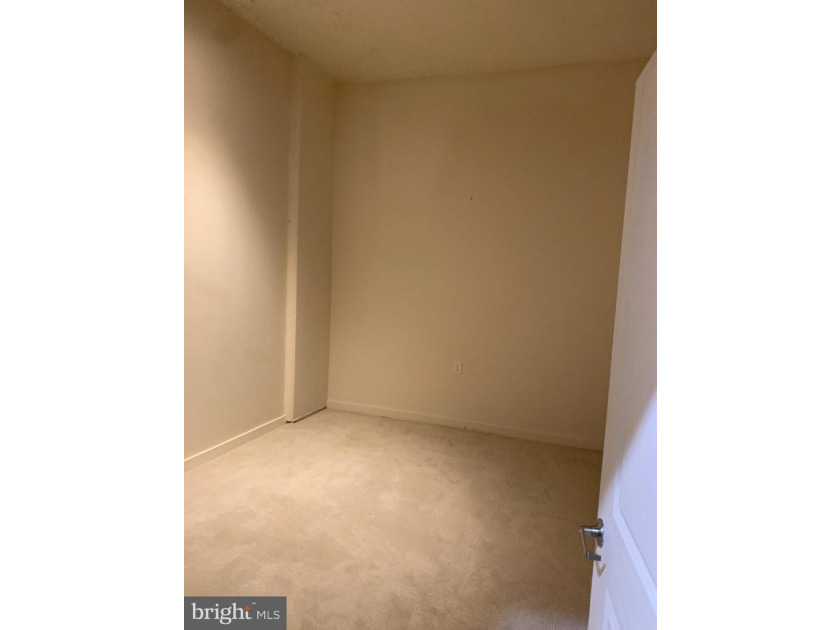 Rare 3 bedroom / 2 bedroom + den ground floor condominium rental - photo 12