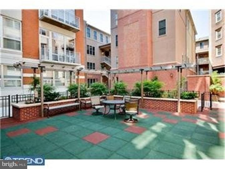 Rare 3 bedroom / 2 bedroom + den ground floor condominium rental - photo 15