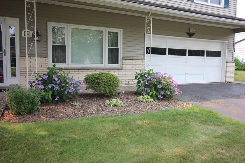 This Lovely Split Level Home in the Dale Meadows Area of Greece - photo 3