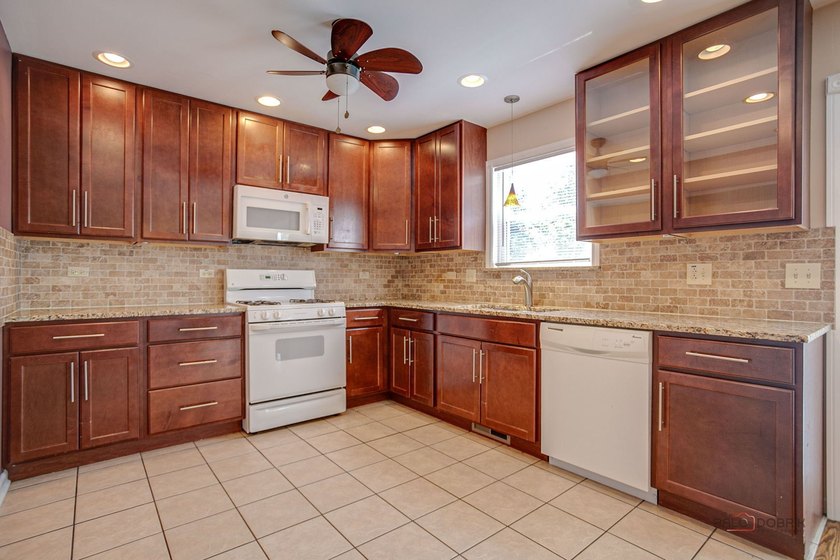 STOP THE CAR!!! THIS IS THE ONE!!!! 4BD, 1.5 bath, with a - photo 10