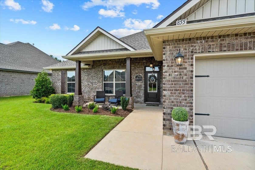 Like-new and meticulously maintained, this Craftsman-style - photo 3