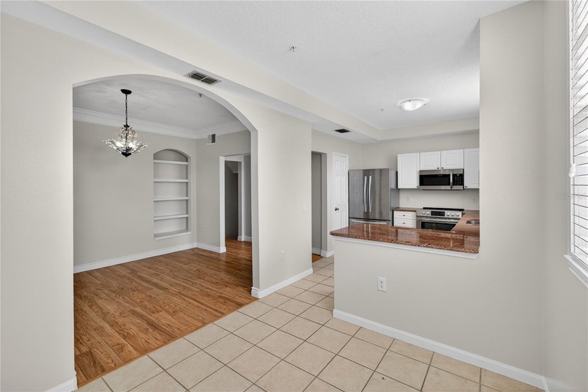 FRESHLY PAINTED AND NEW CARPETING: Beautiful townhome-style - photo 12